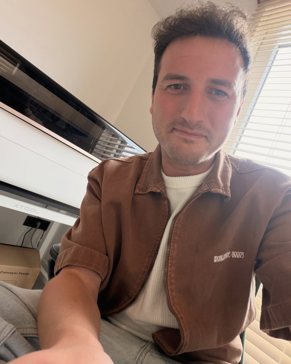 Arne in zijn werkplaats, met de lasercutter op de achtergrond